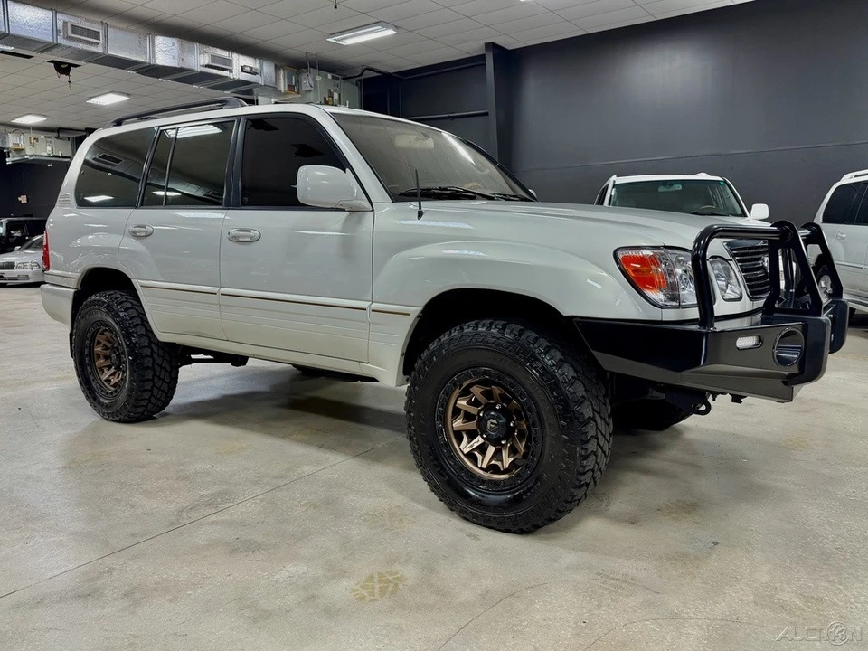 2001 Lexus LX 2nd Gen - Image 10 of 12