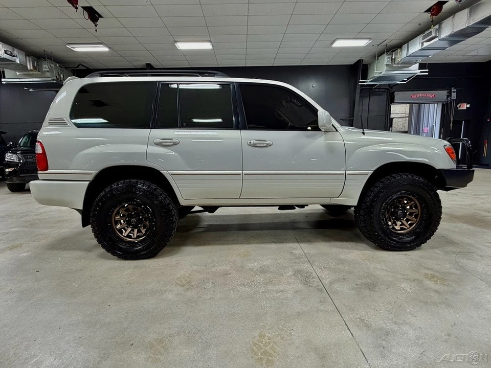 2001 Lexus LX 2nd Gen - Image 11 of 12