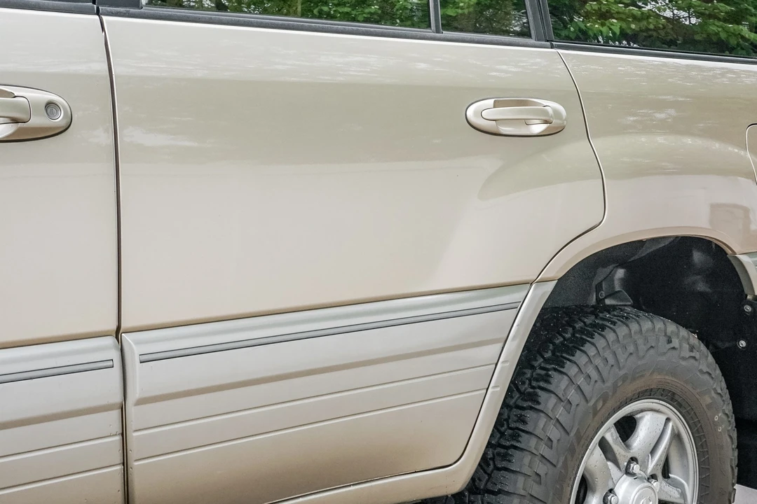 2001 Lexus LX 2nd Gen - Image 19 of 31