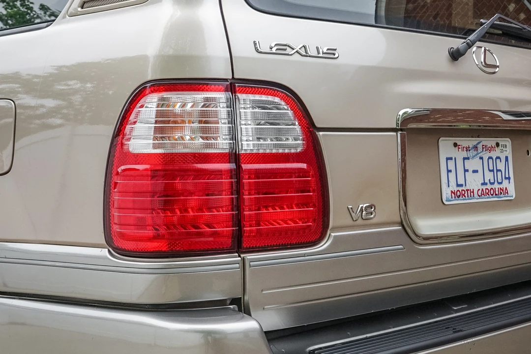 2001 Lexus LX 2nd Gen - Image 26 of 31