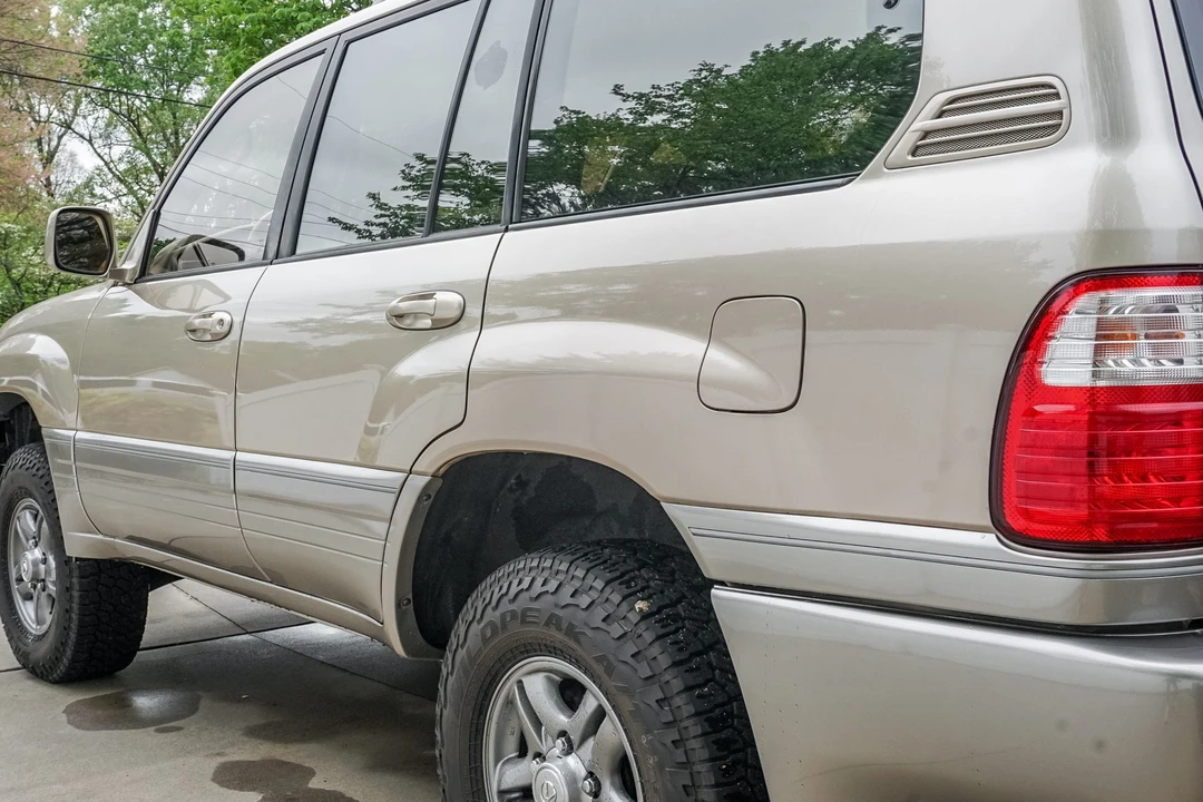 2001 Lexus LX 2nd Gen - Image 23 of 31