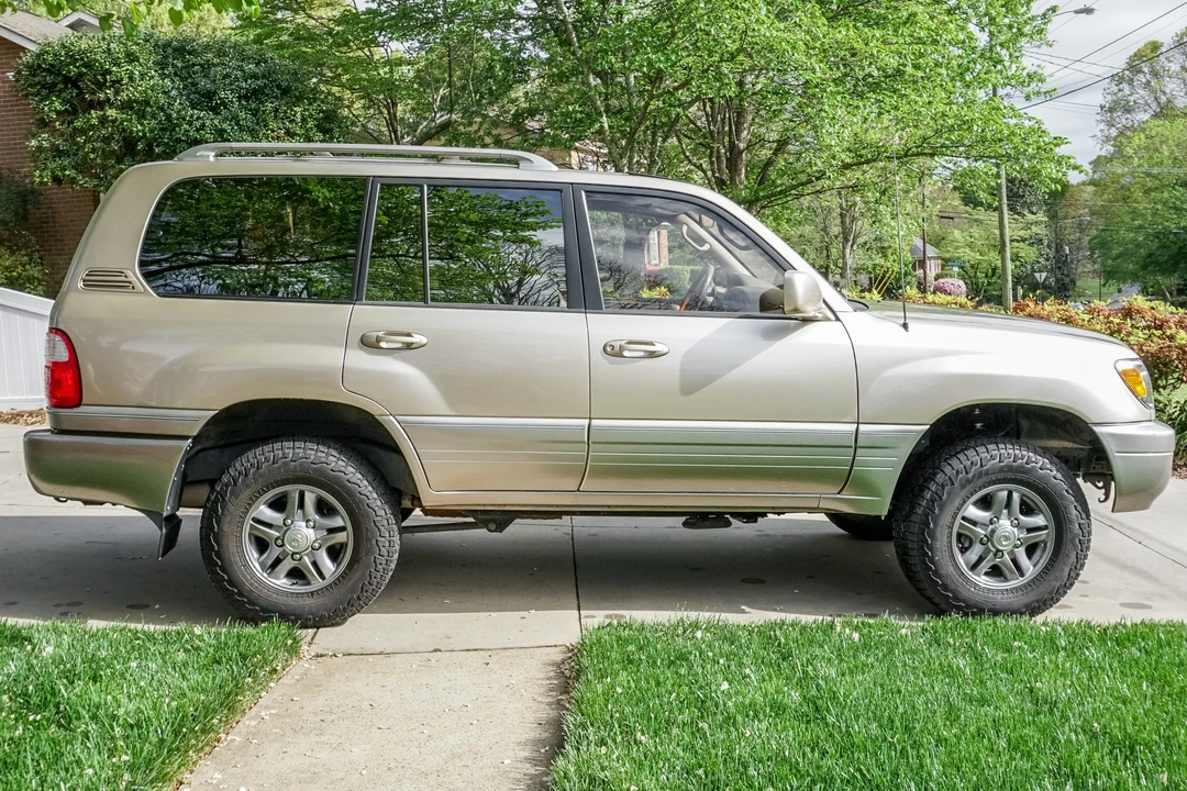 2001 Lexus LX 2nd Gen - Image 6 of 31