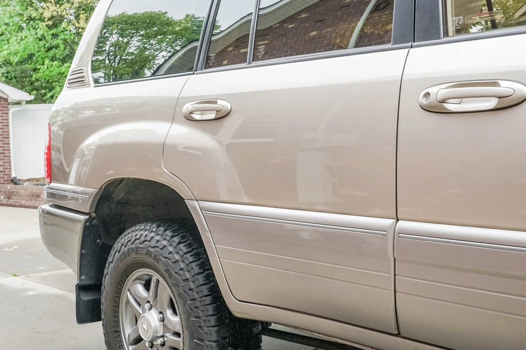 2001 Lexus LX 2nd Gen - Image 21 of 31