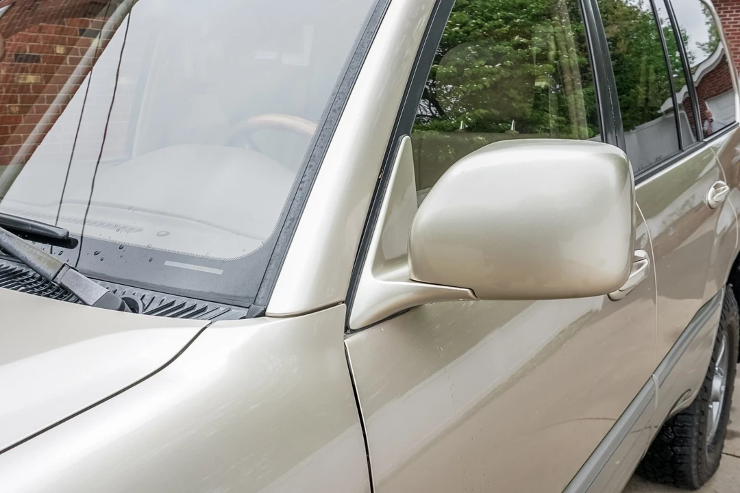 2001 Lexus LX 2nd Gen - Image 11 of 31
