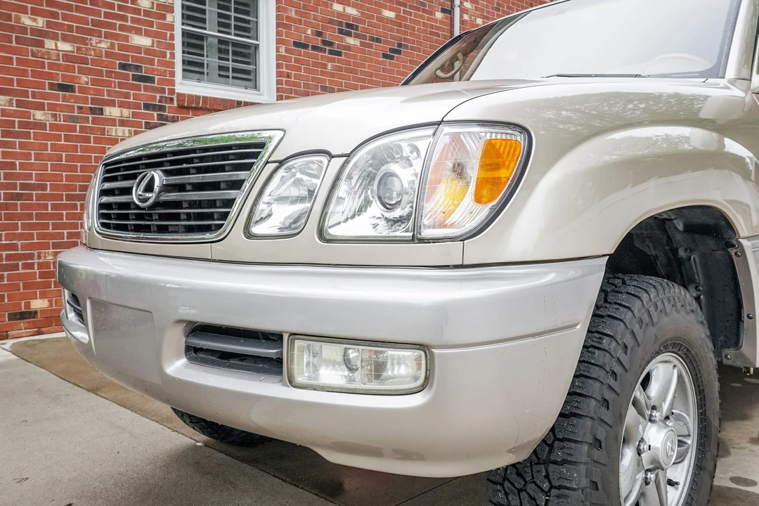 2001 Lexus LX 2nd Gen - Image 9 of 31