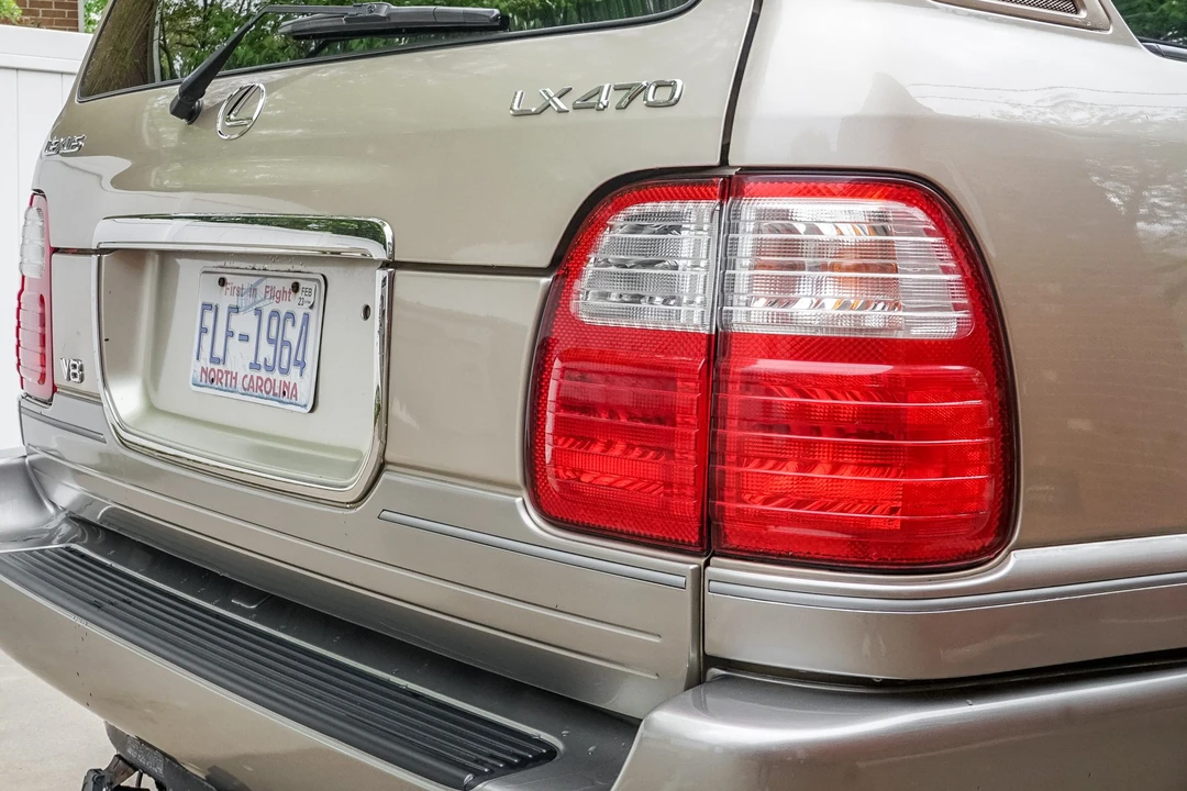 2001 Lexus LX 2nd Gen - Image 25 of 31