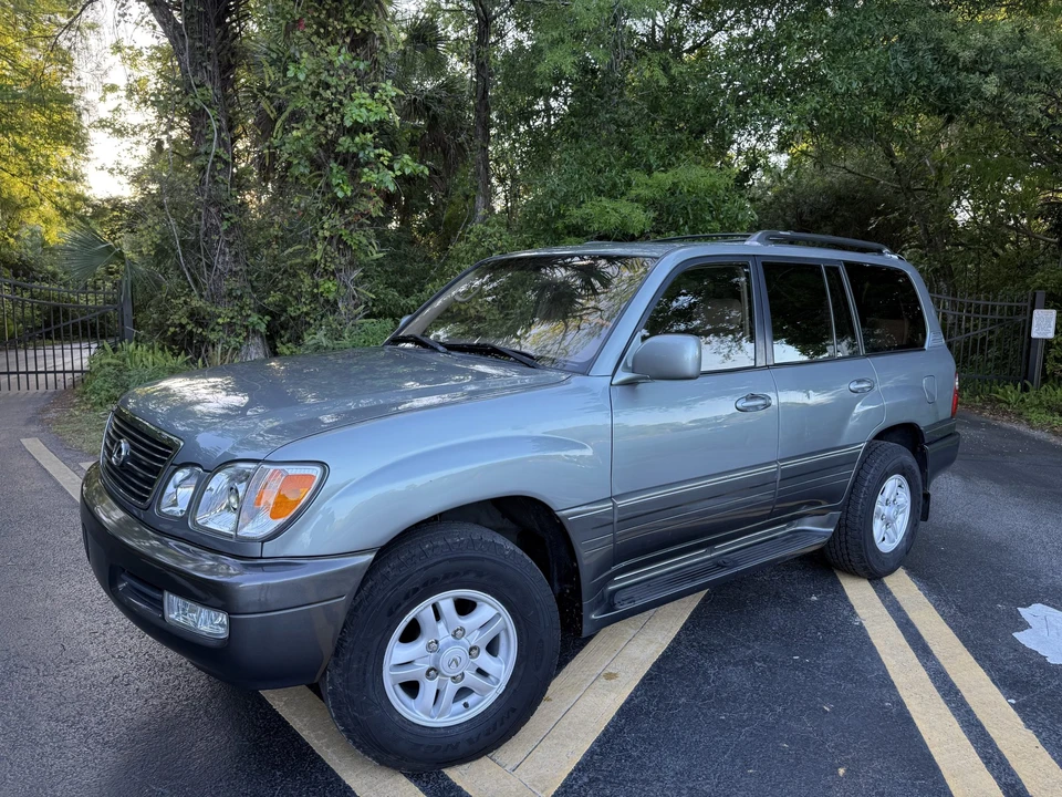 2001 Lexus LX 2nd Gen - Image 4 of 31
