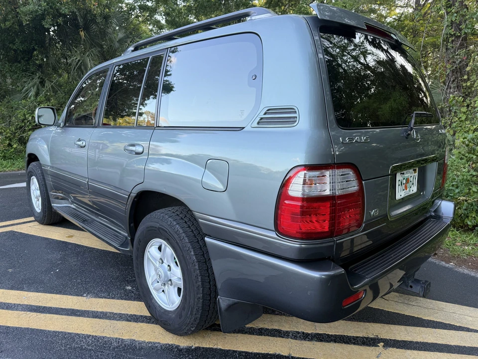 2001 Lexus LX 2nd Gen - Image 25 of 31