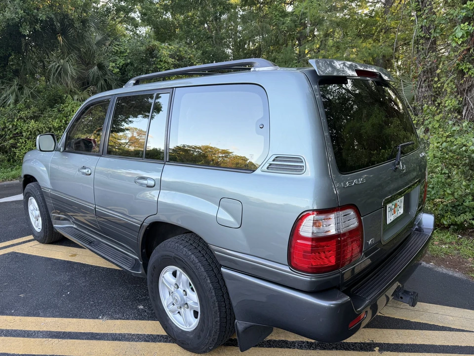 2001 Lexus LX 2nd Gen - Image 26 of 31