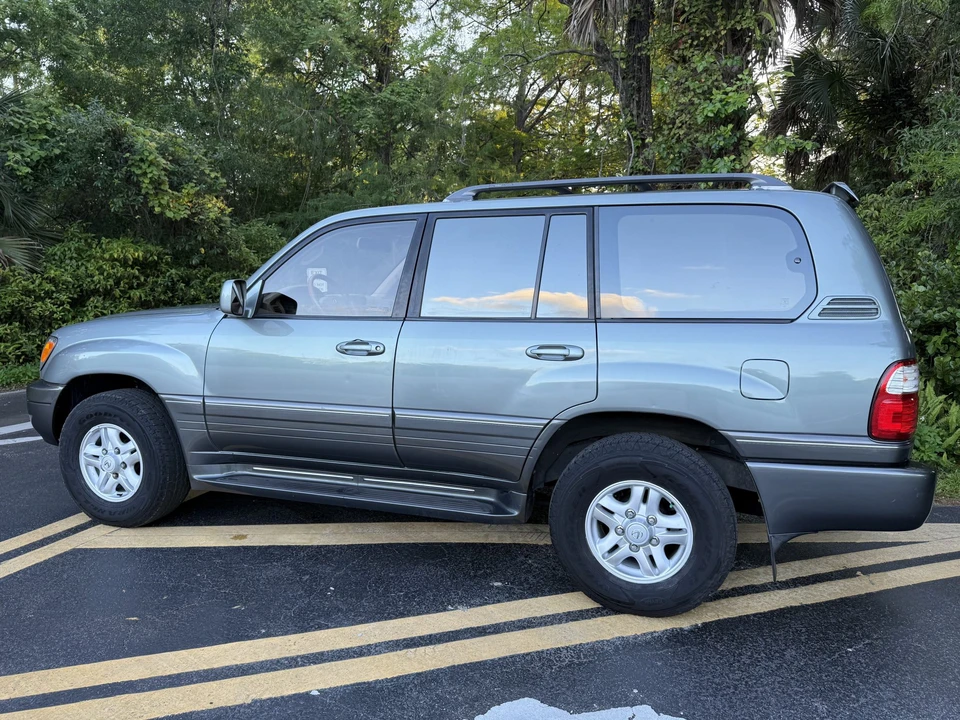 2001 Lexus LX 2nd Gen - Image 27 of 31