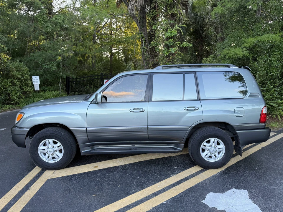 2001 Lexus LX 2nd Gen - Image 28 of 31