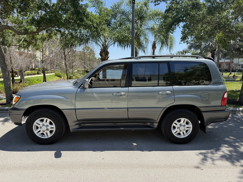 2001 Lexus LX 2nd Gen - Image 29 of 31