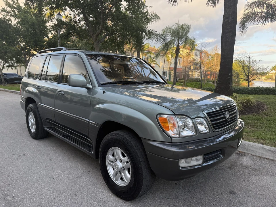 2001 Lexus LX 2nd Gen - Image 10 of 31