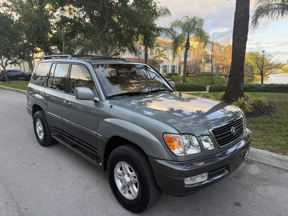 2001 Lexus LX 2nd Gen - Image 11 of 31