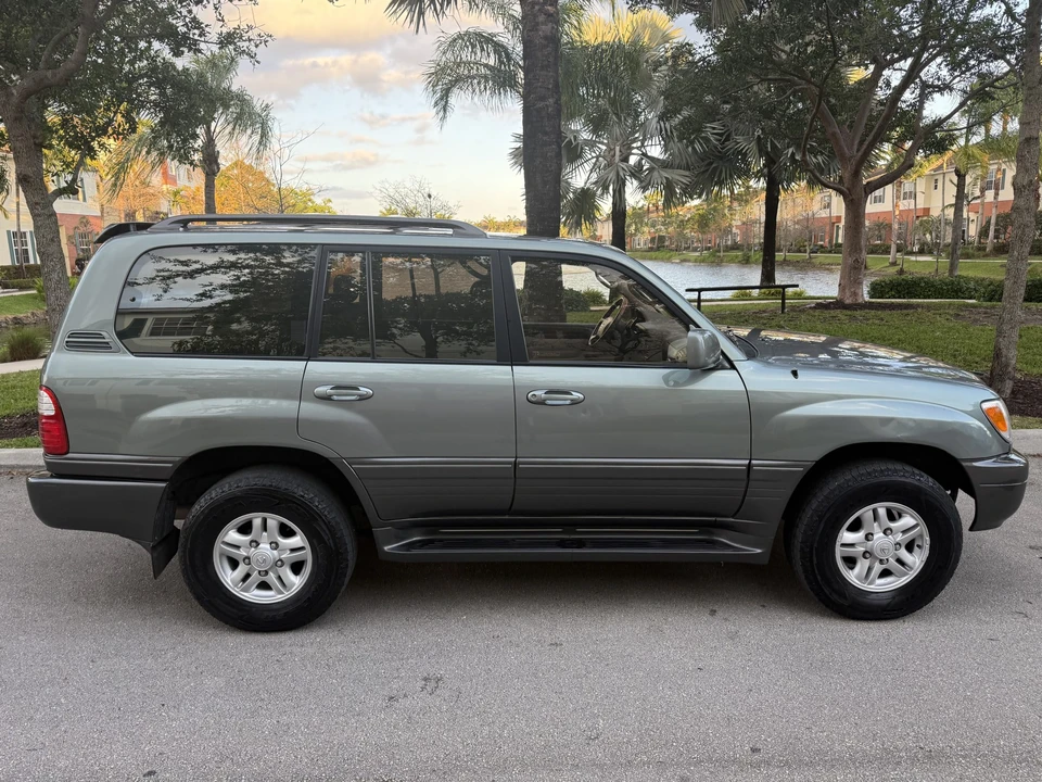 2001 Lexus LX 2nd Gen - Image 13 of 31