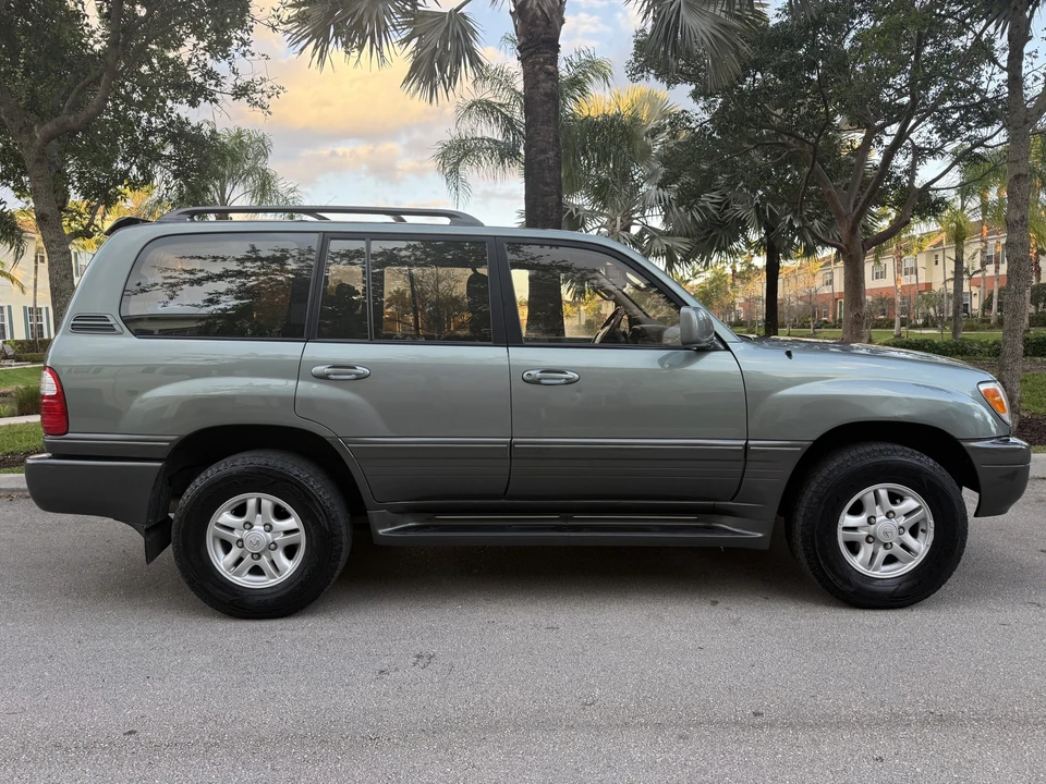 2001 Lexus LX 2nd Gen - Image 14 of 31
