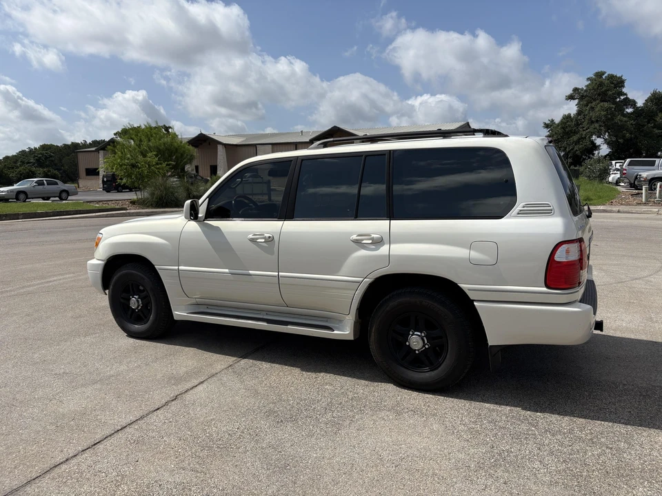 2001 Lexus LX 2nd Gen - Image 11 of 31