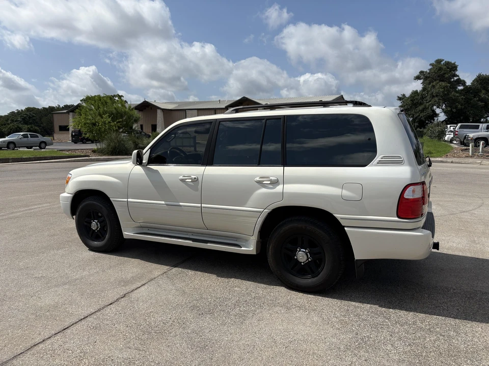 2001 Lexus LX 2nd Gen - Image 12 of 31