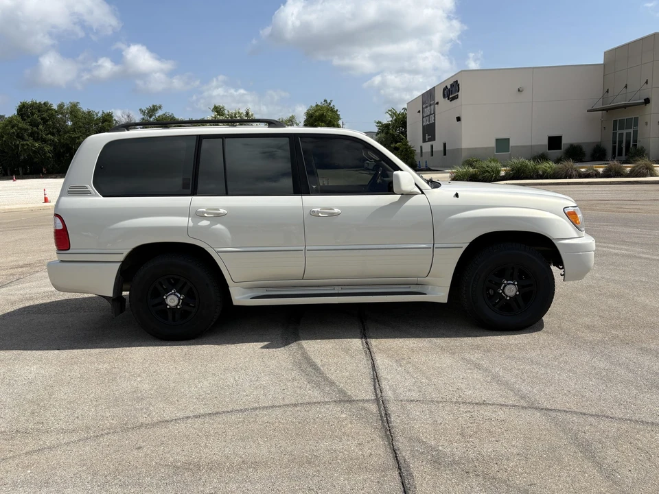2001 Lexus LX 2nd Gen - Image 6 of 31