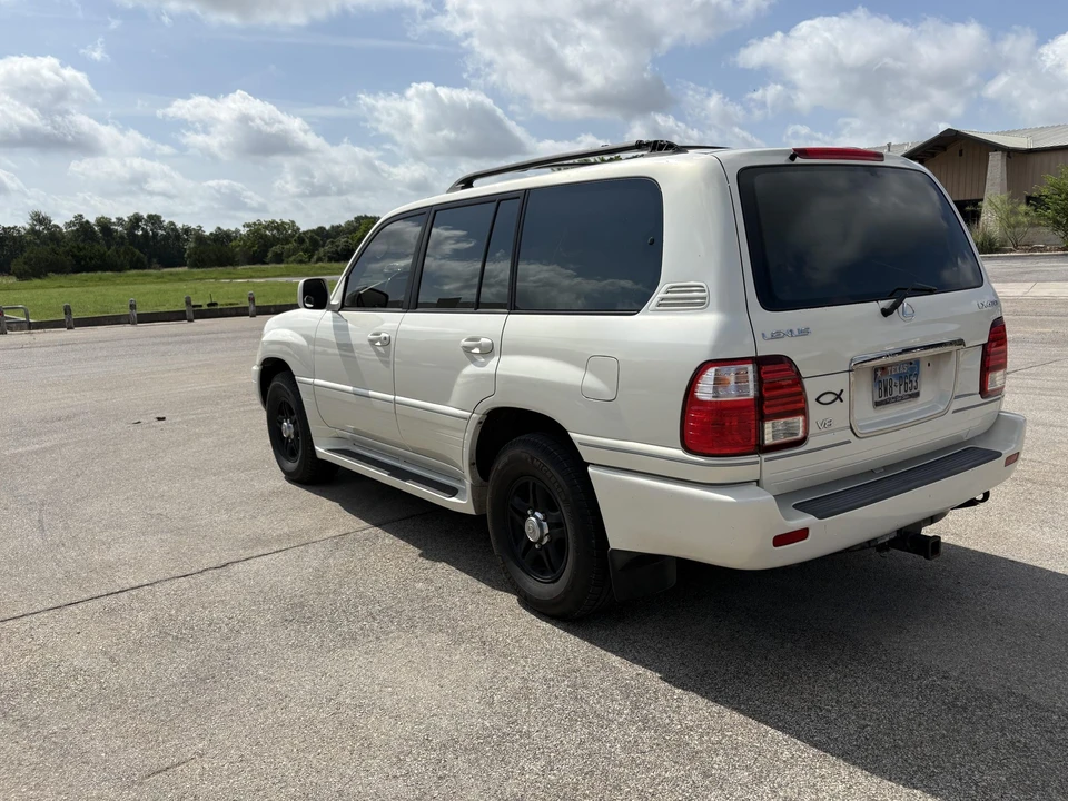 2001 Lexus LX 2nd Gen - Image 10 of 31