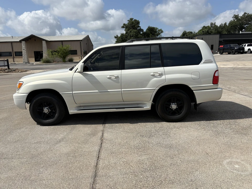 2001 Lexus LX 2nd Gen - Image 13 of 31