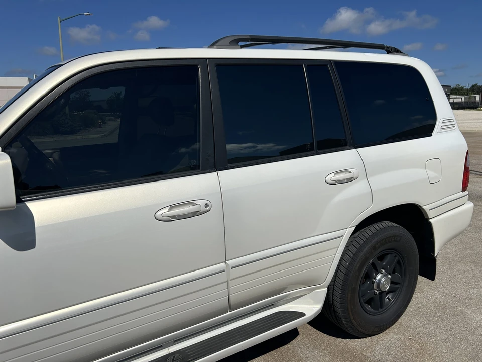 2001 Lexus LX 2nd Gen - Image 26 of 31