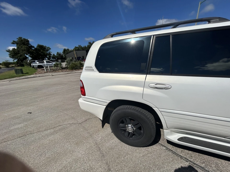 2001 Lexus LX 2nd Gen - Image 16 of 31