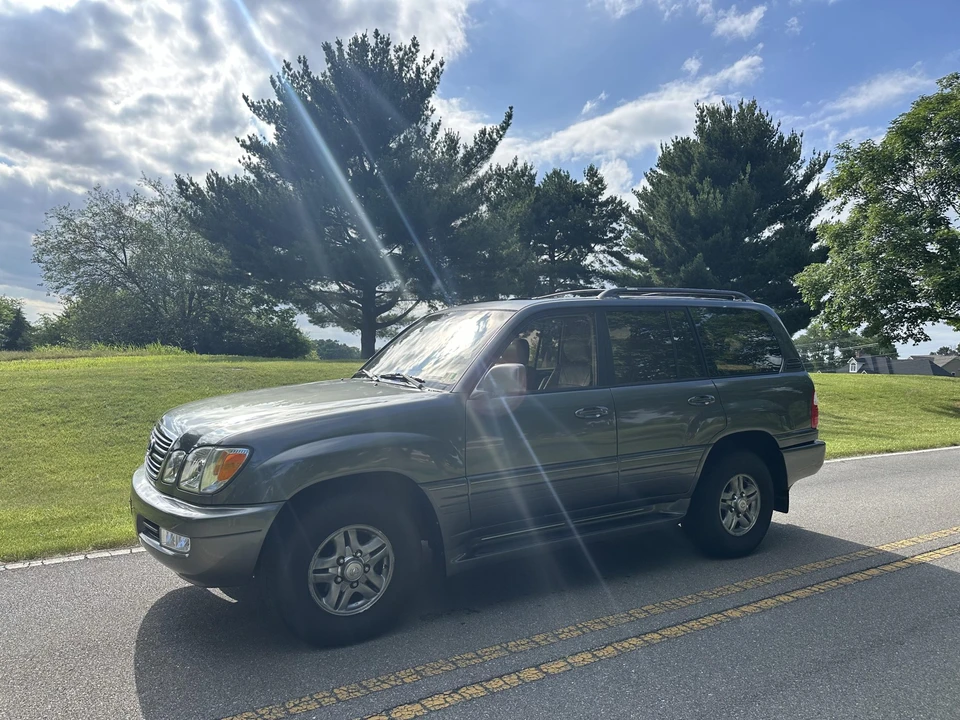 2001 Lexus LX 2nd Gen - Image 16 of 31