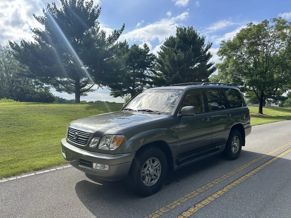 2001 Lexus LX 2nd Gen - Image 18 of 31