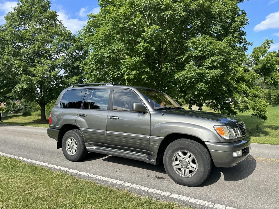 2001 Lexus LX 2nd Gen - Image 28 of 31
