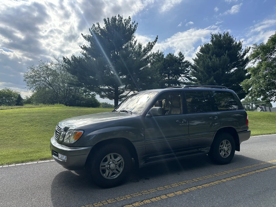 2001 Lexus LX 2nd Gen - Image 17 of 31