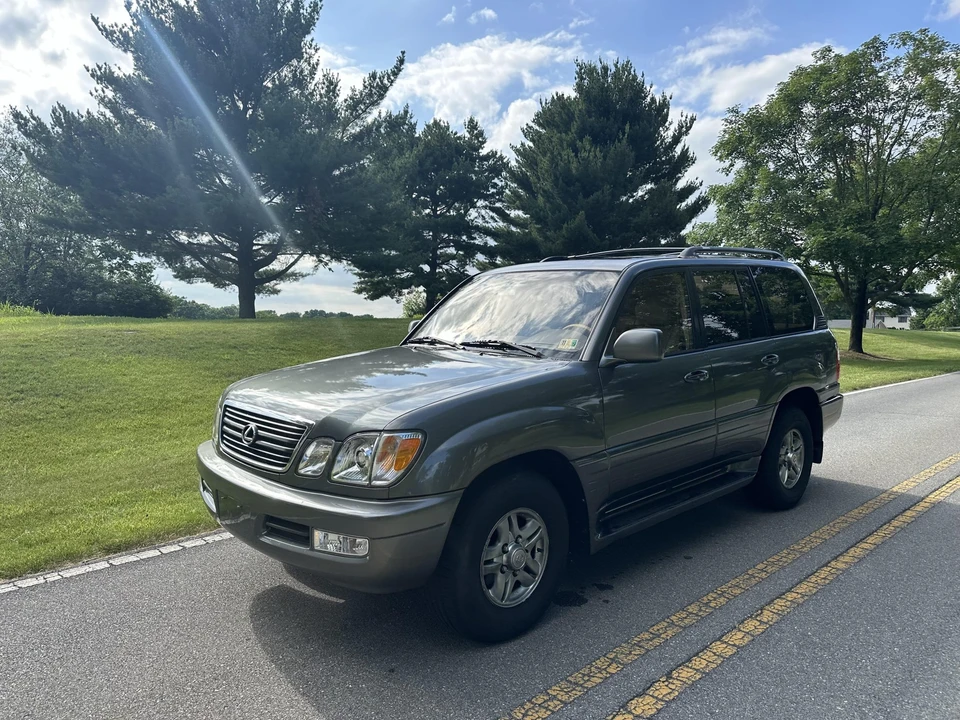 2001 Lexus LX 2nd Gen - Image 19 of 31