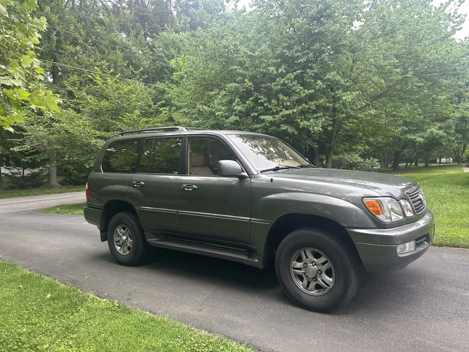 2001 Lexus LX 2nd Gen - Image 10 of 31