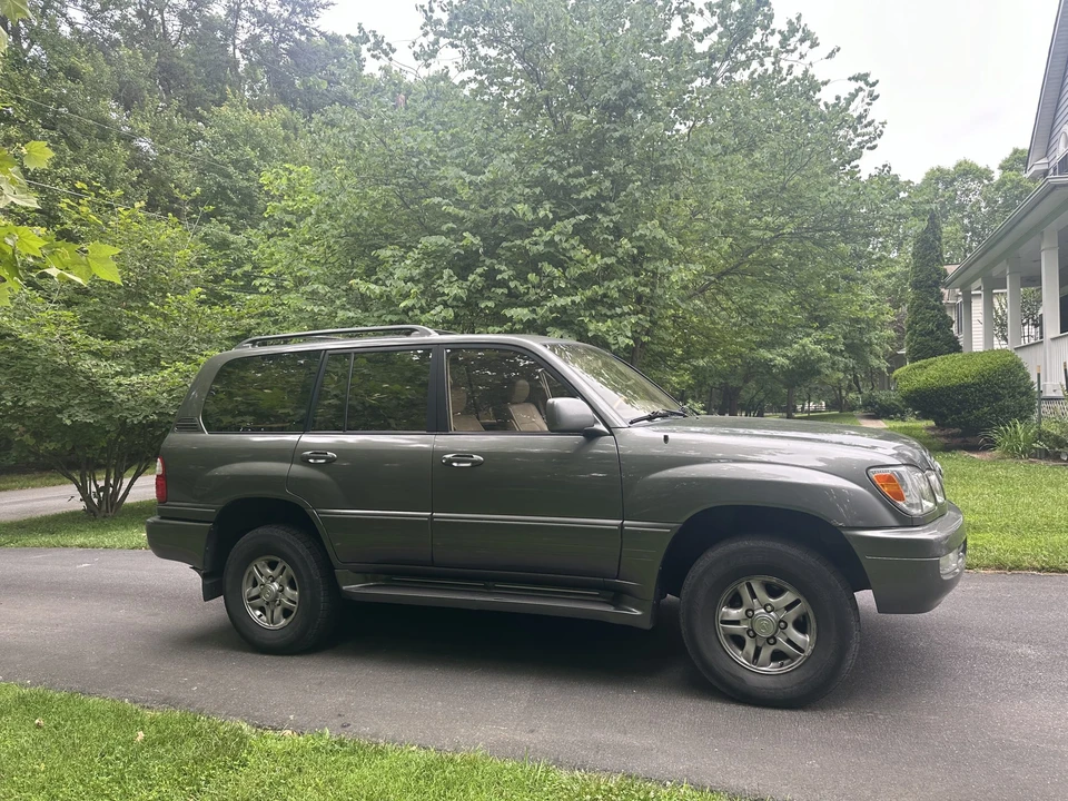2001 Lexus LX 2nd Gen - Image 11 of 31