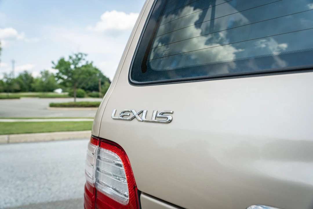 2001 Lexus LX 2nd Gen - Image 27 of 31