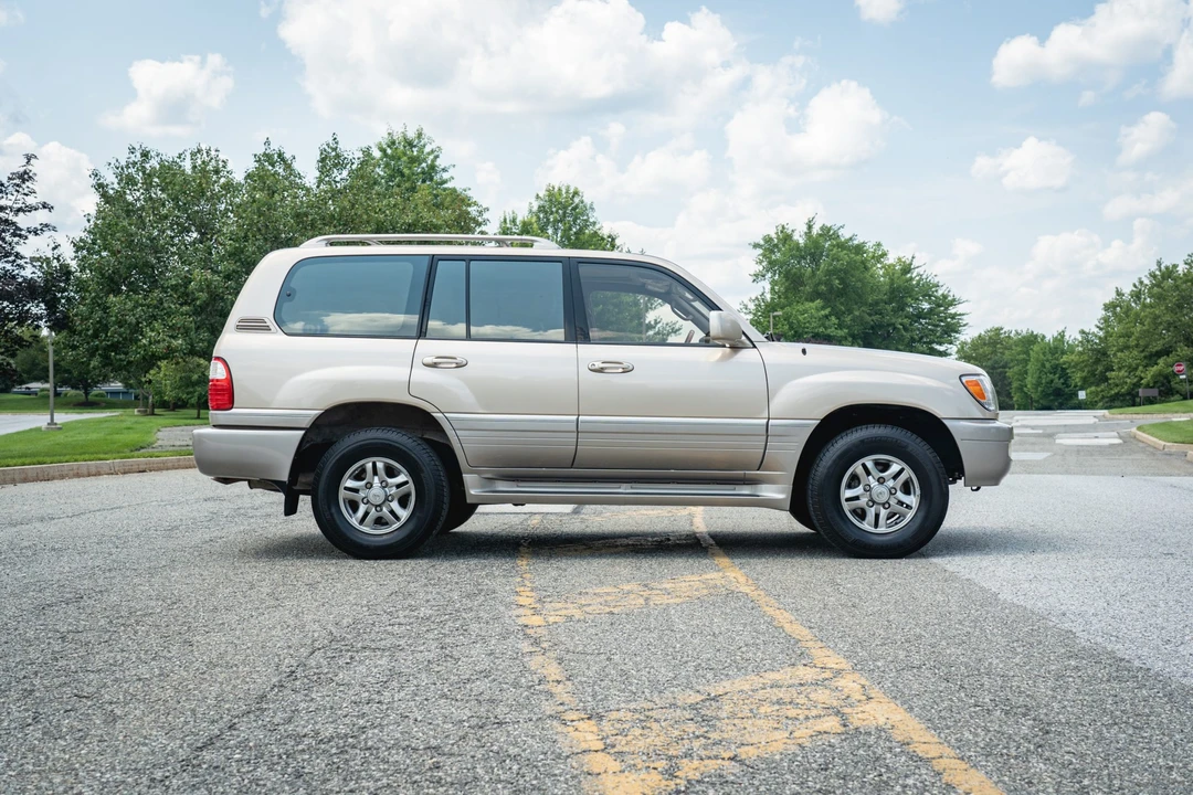 2001 Lexus LX 2nd Gen - Image 13 of 31