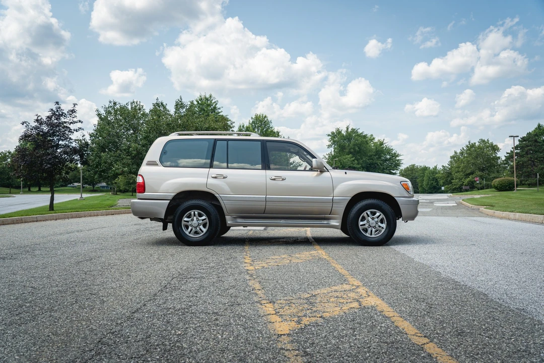 2001 Lexus LX 2nd Gen - Image 12 of 31