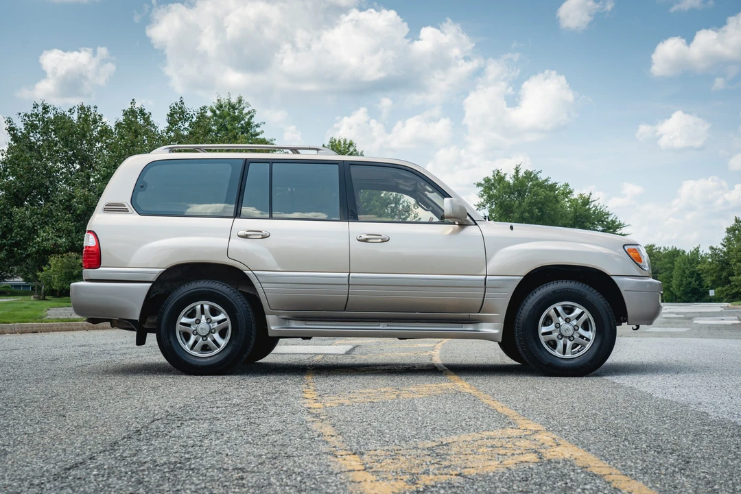 2001 Lexus LX 2nd Gen - Image 14 of 31