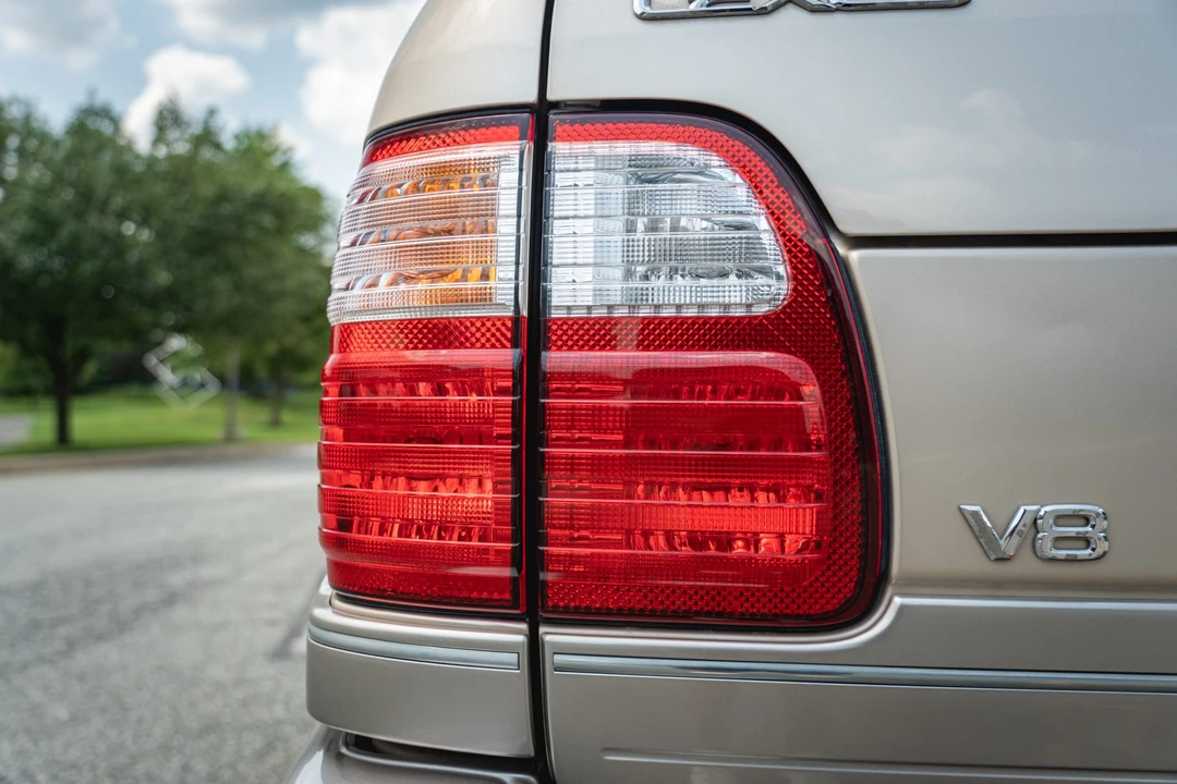 2001 Lexus LX 2nd Gen - Image 24 of 31