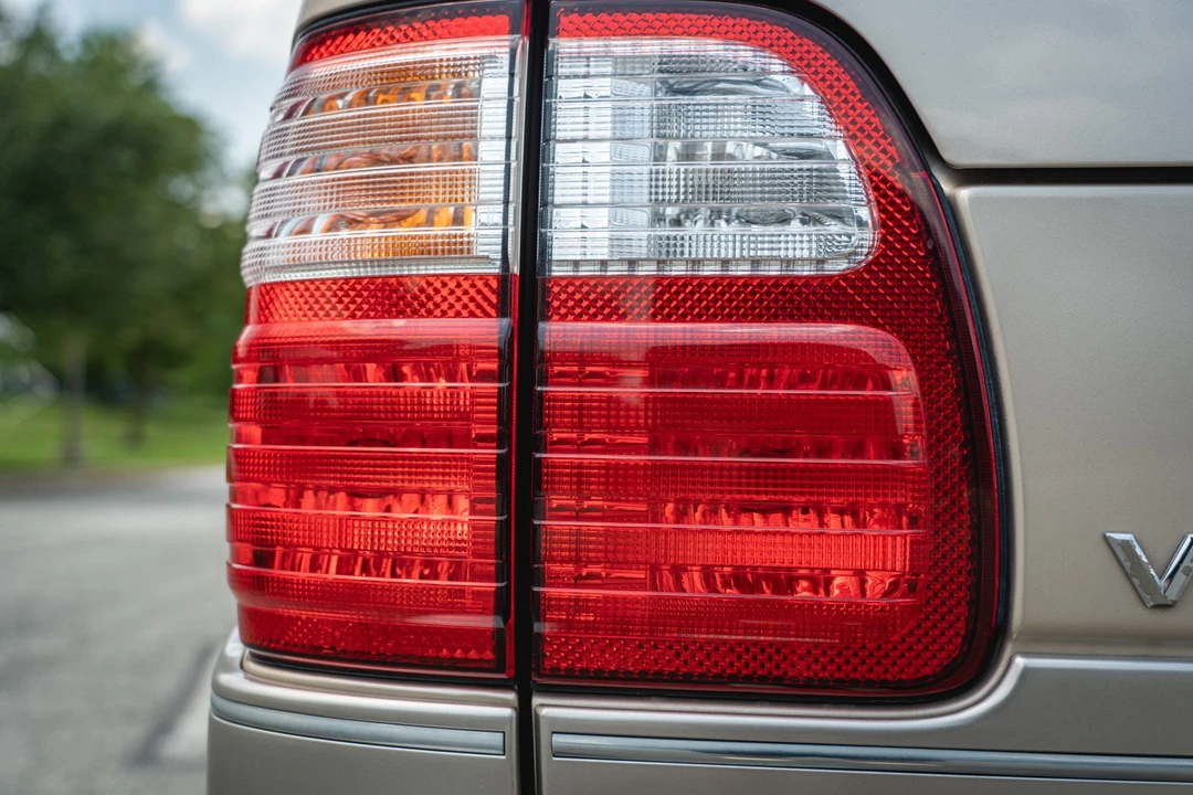 2001 Lexus LX 2nd Gen - Image 25 of 31