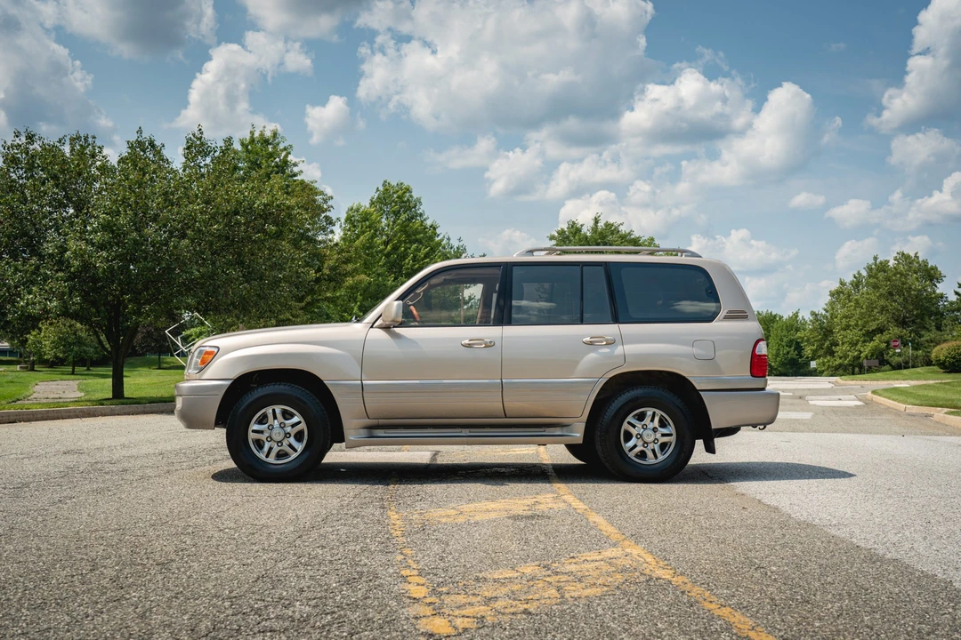 2001 Lexus LX 2nd Gen - Image 7 of 31