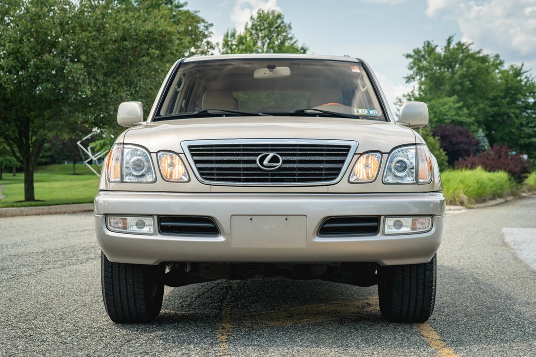 2001 Lexus LX 2nd Gen - Image 17 of 31