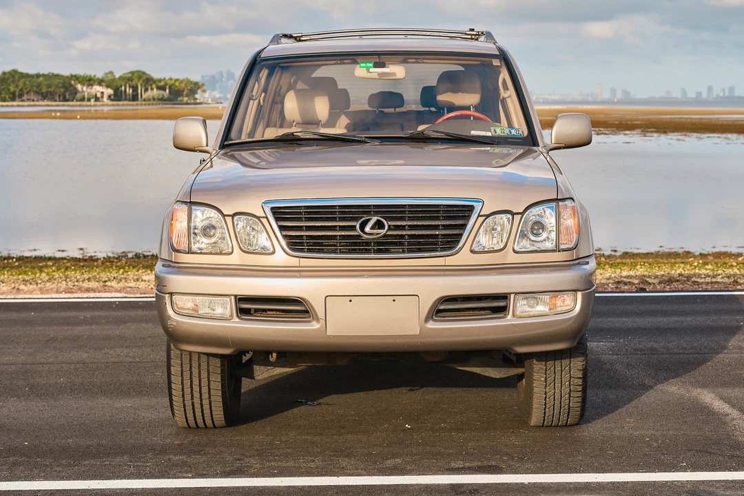 2001 Lexus LX 2nd Gen - Image 10 of 31