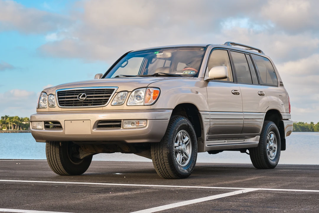 2001 Lexus LX 2nd Gen - Image 18 of 31
