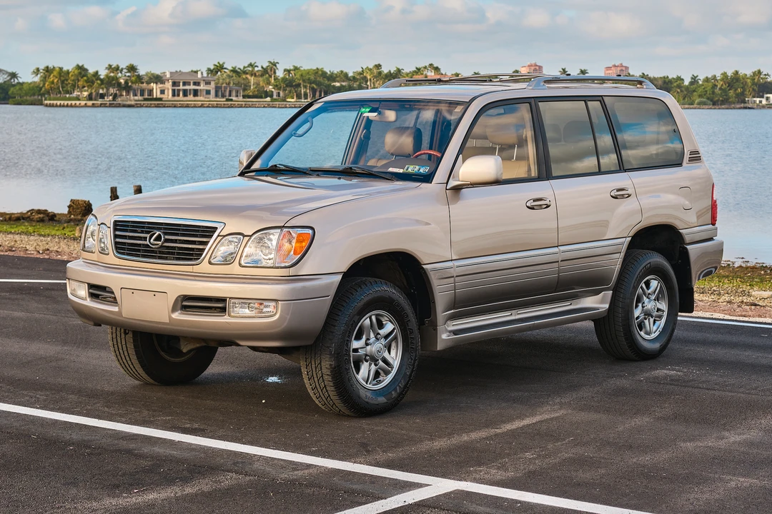 2001 Lexus LX 2nd Gen - Image 19 of 31
