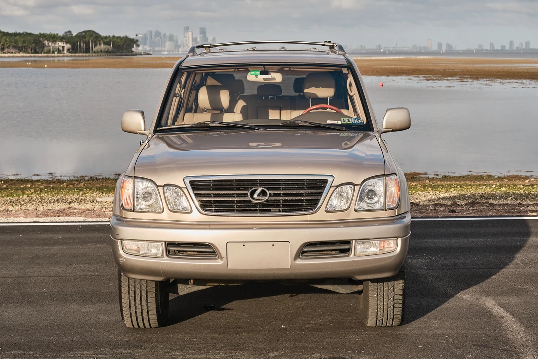 2001 Lexus LX 2nd Gen - Image 11 of 31