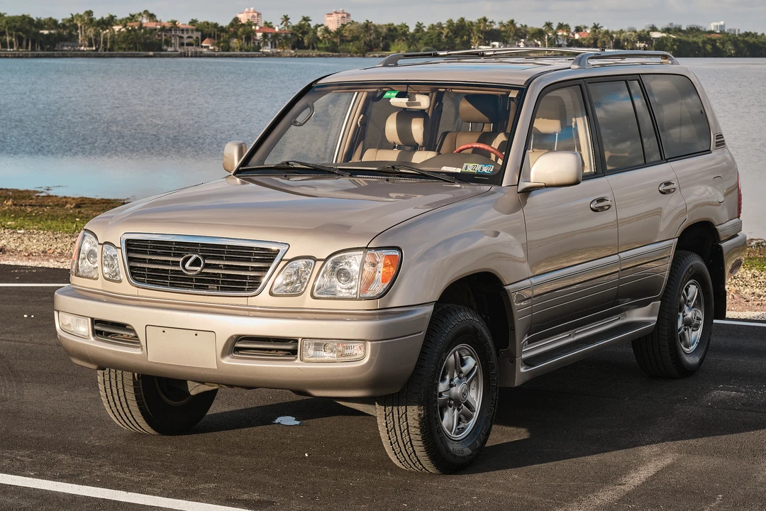 2001 Lexus LX 2nd Gen - Image 14 of 31