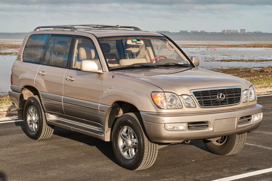 2001 Lexus LX 2nd Gen - Image 9 of 31