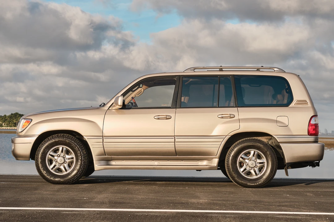 2001 Lexus LX 2nd Gen - Image 23 of 31