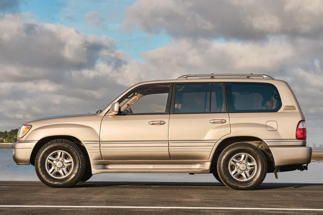 2001 Lexus LX 2nd Gen - Image 22 of 31